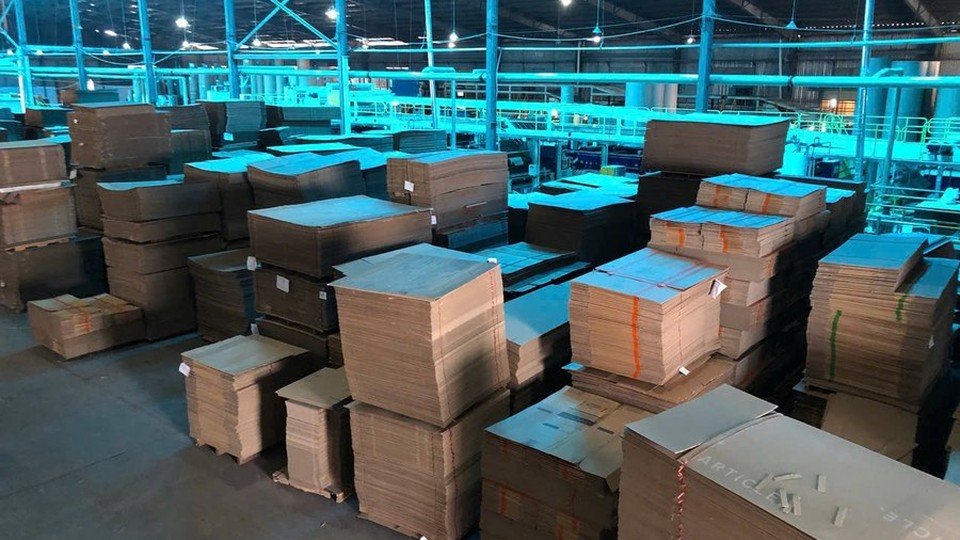 Tổng quan sàn sản xuất và khu vực lưu kho tấm carton tại Nhất Kiến